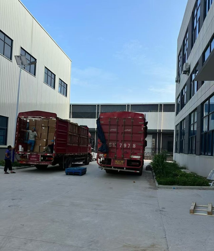 Loading ginseng tea at the Deyuntang Health factory